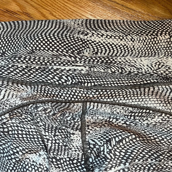 Lululemon In Movement Crop Everlux 19" in Swerve Vapor Metal Grey size 6 - Picture 8 of 8